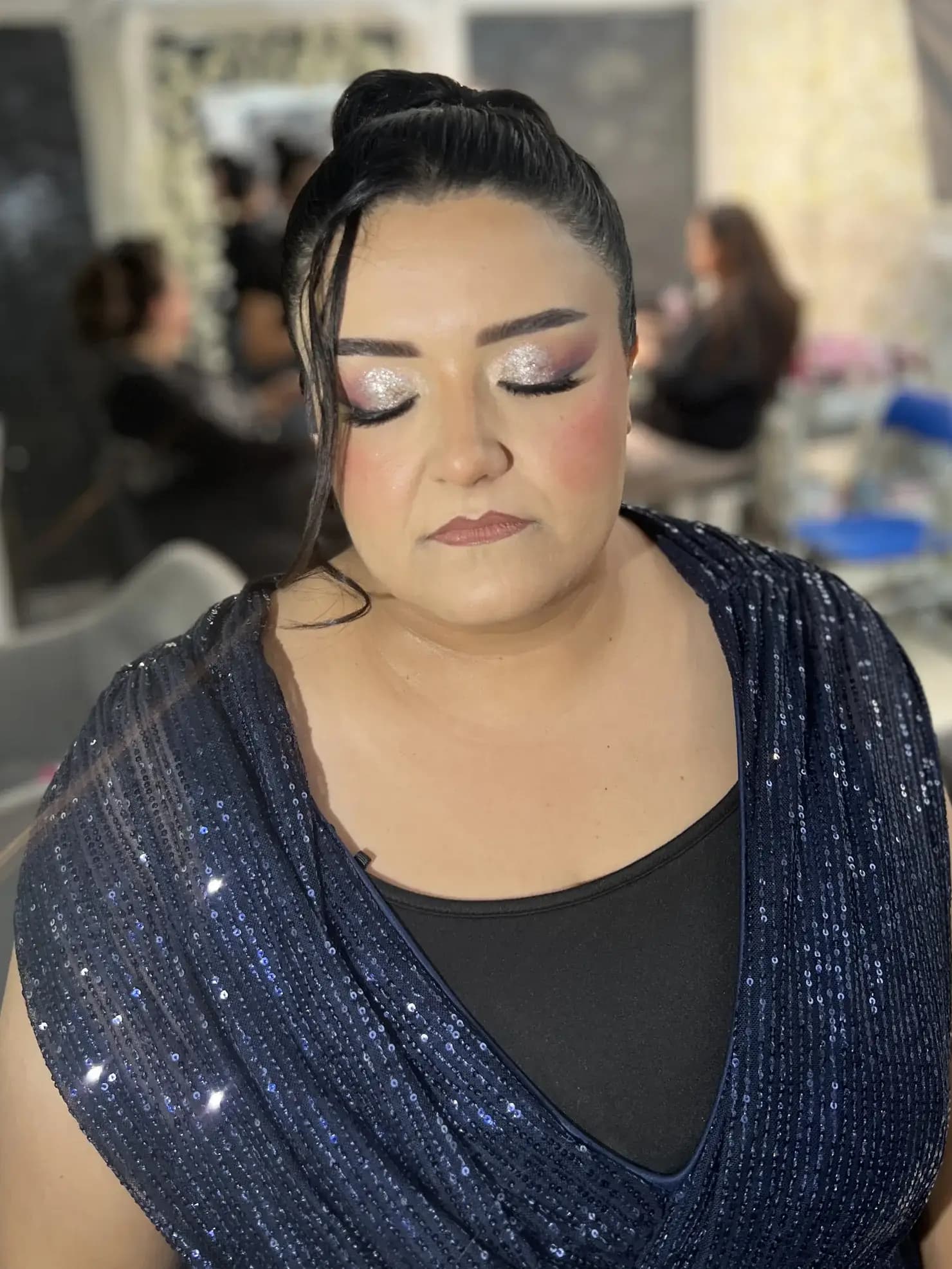 Abend-Make-up mit dunklen Smokey Eyes im Salon