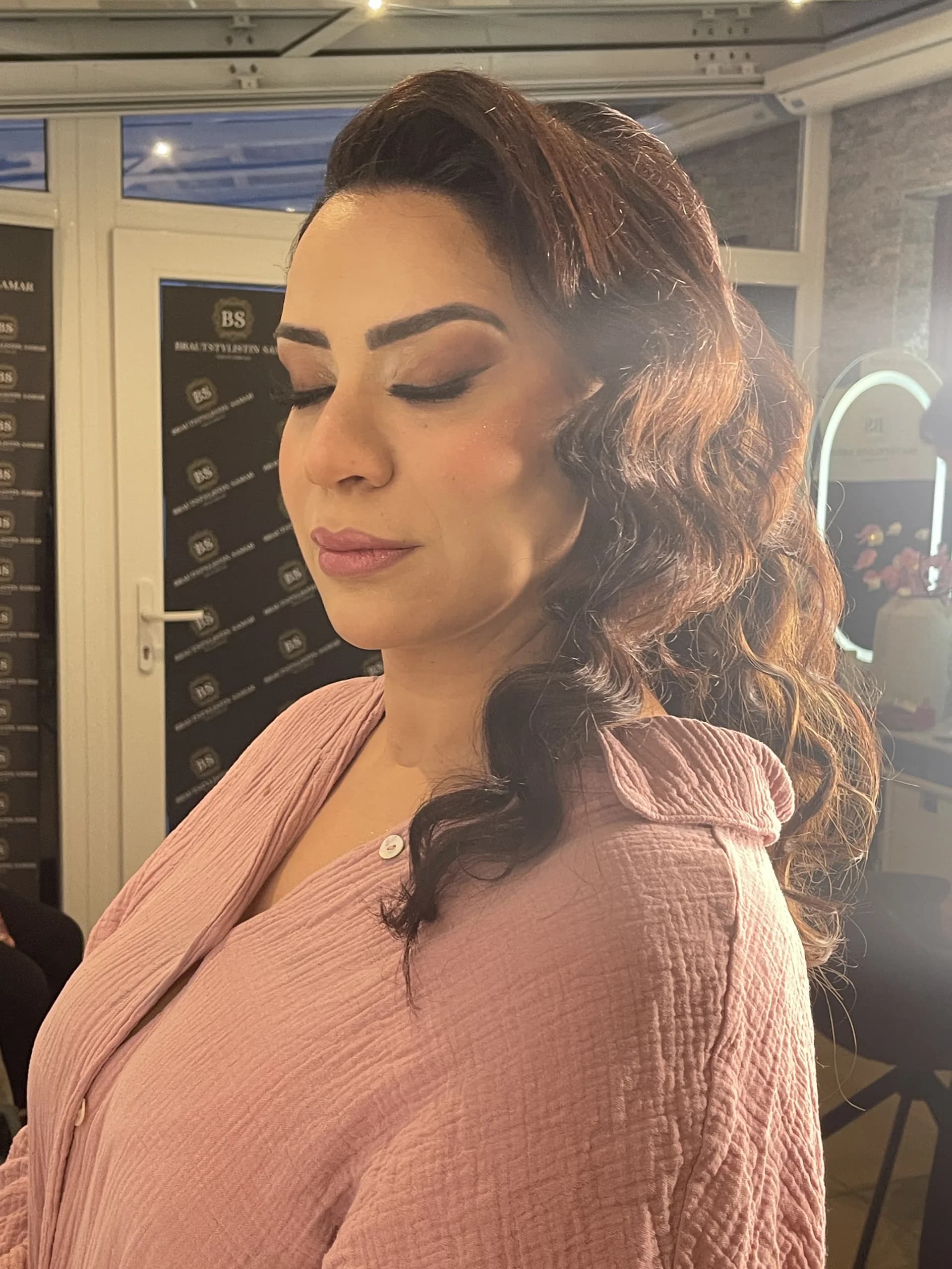 Komplettes Abend-Styling mit Make-up und Frisur