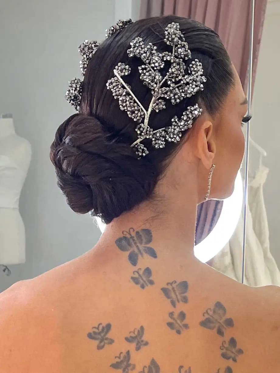 Elegante Hochsteckfrisur mit funkelndem Haarschmuck und Rückansicht mit Schmetterlingstattoos, Brautstyling Hamburg
