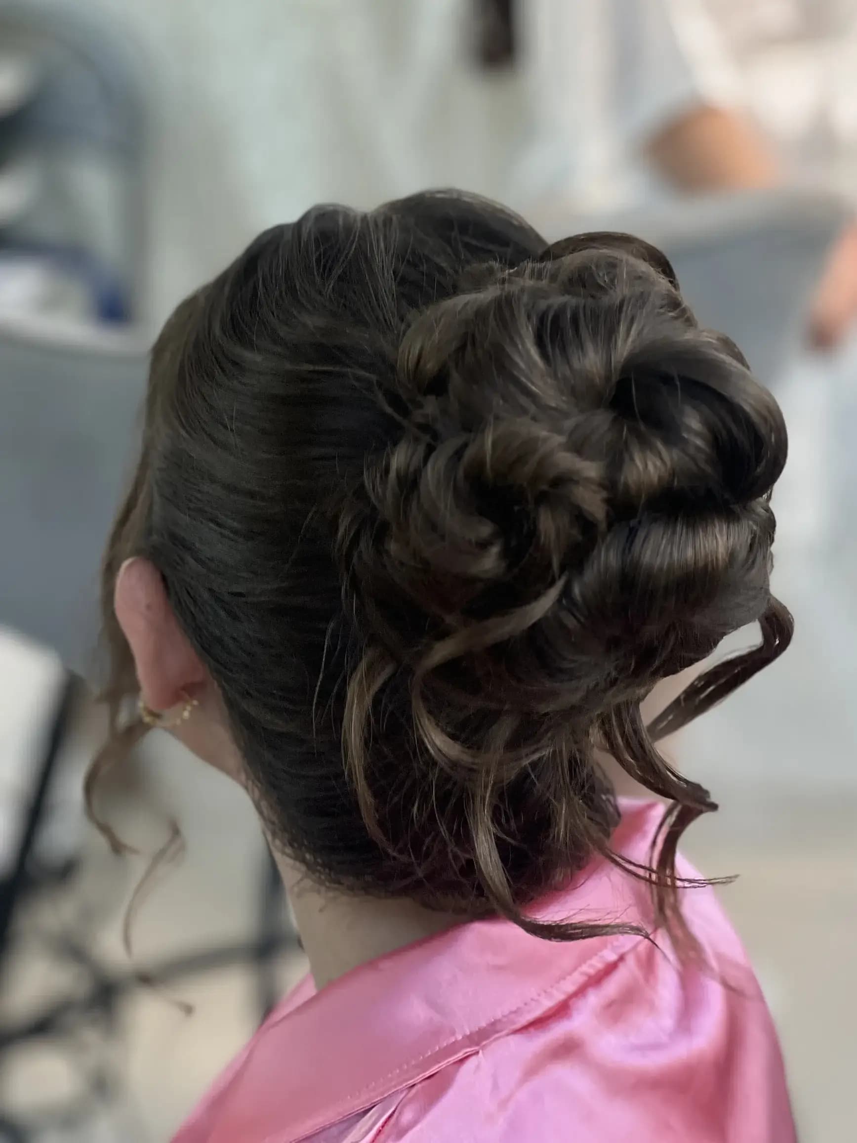 Hochsteckfrisur mit Perlen-Haarschmuck
