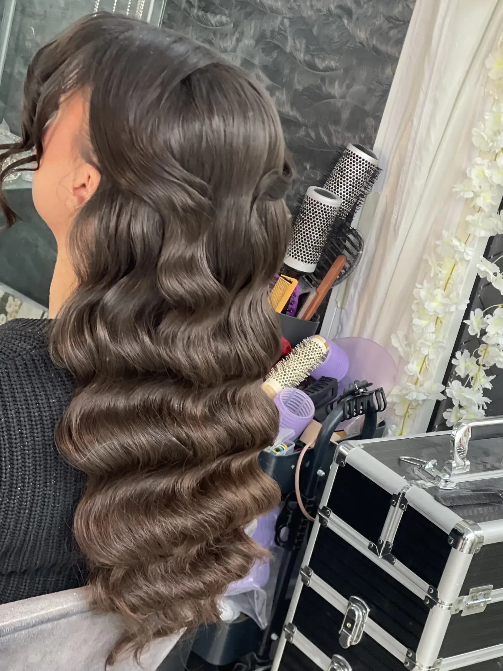 Wasserwelle Rückansicht mit fließenden Wellen