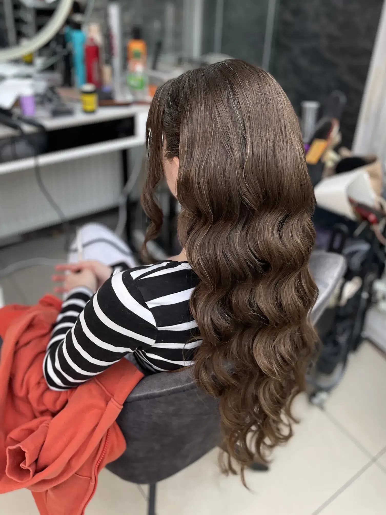 Eleganter Chignon Rückansicht im Salon